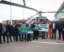 Foto de autoridades em cerimônia de entrega de veículos ao IAT