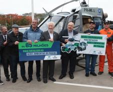 Foto de autoridades em cerimônia de entrega de veículos ao IAT