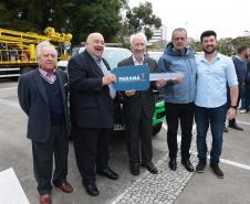 Foto de autoridades em cerimônia de entrega de veículos ao IAT