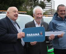 Foto de autoridades em cerimônia de entrega de veículos ao IAT