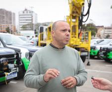 Foto de autoridades em cerimônia de entrega de veículos ao IAT