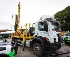Foto de entrega de equipamentos de perfuração ao IAT