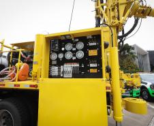 Foto de entrega de equipamentos de perfuração ao IAT
