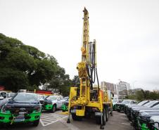 Foto de entrega de equipamentos de perfuração ao IAT