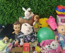 Campanha do IAT distribui brinquedos e roupas para crianças carentes em Curitiba