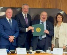 Foto do secretário em reunião com autoridades