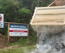 Foto de ação na Gruta da Lancinha