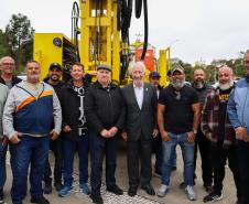 Foto de entrega de equipamentos de perfuração ao IAT