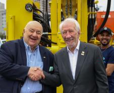 Foto de entrega de equipamentos de perfuração ao IAT