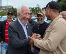 Foto de entrega de equipamentos de perfuração ao IAT