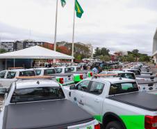 Foto de autoridades em cerimônia de entrega de veículos ao IAT