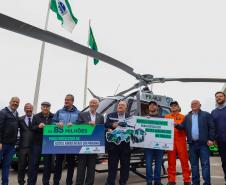 Foto de autoridades em cerimônia de entrega de veículos ao IAT