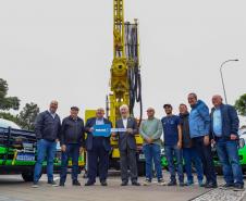 Foto de entrega de equipamentos de perfuração ao IAT