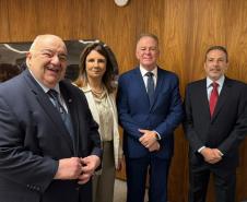 Foto do secretário em reunião com autoridades