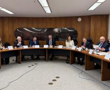 Foto do secretário em reunião com autoridades