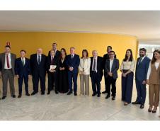 Foto do secretário em reunião com autoridades