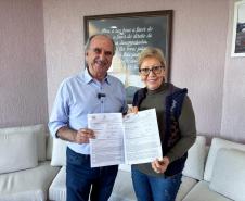 Foto de autoridades com licença do zoológico de Cascavel