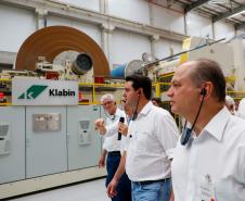 Foto de autoridades em visita à planta de energia