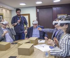 Foto de entrega de óculos de realidade virtual