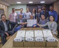 Foto de entrega de óculos de realidade virtual