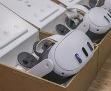 Foto de entrega de óculos de realidade virtual