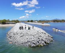 Foto de obras do Molhe de Pontal do Paraná