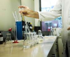 Foto de procedimento do laboratório