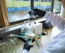 Foto de procedimento do laboratório