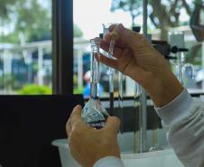 Foto de procedimento do laboratório