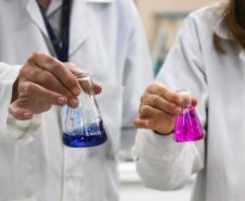 Foto de procedimento do laboratório