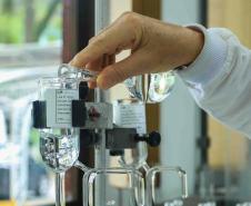 Foto de procedimento do laboratório