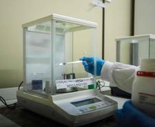 Foto de procedimento do laboratório