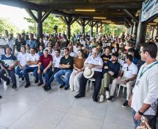 Governo entrega praça de alimentação e regularização fundiária para famílias da Ilha do Mel