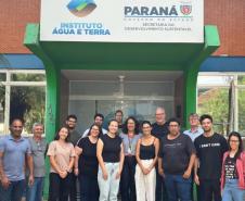 Foto de servidores em frente ao laboratório