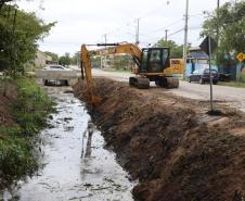 Estado começa a limpar e desassorear 45 quilômetros de canais no Litoral do Paraná