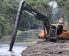 Estado começa a limpar e desassorear 45 quilômetros de canais no Litoral do Paraná