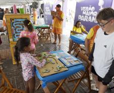 Foto de visitantes no estande da Sedest no Verão Maior 