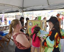 Foto de visitantes no estande da Sedest no Verão Maior 