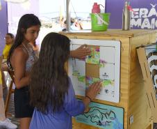 Foto de visitantes no estande da Sedest no Verão Maior 