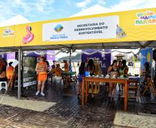 Foto de visitantes no estande da Sedest no Verão Maior 