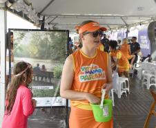 Foto de visitantes no estande da Sedest no Verão Maior 