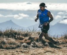 Foto de corredor em trilha de montanha