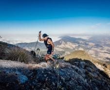Foto de corredor em trilha de montanha
