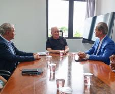 Foto de entrega de título a autoridades