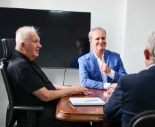 Foto de entrega de título a autoridades