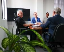 Foto de entrega de título a autoridades