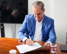 Foto de entrega de título a autoridades