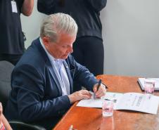 Foto de entrega de título a autoridades