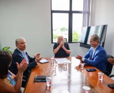 Foto de entrega de título a autoridades