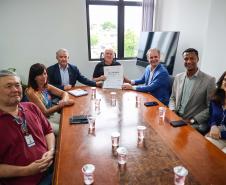 Foto de entrega de título a autoridades